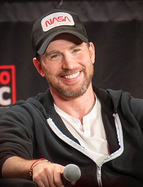 Chris Evans C2E2 2023 2 (cropped)