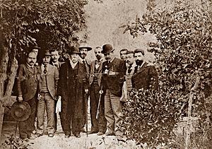 Archivo:El poeta Vicente Medina (primero a la derecha de la foto) con Emilio Castelar, José García-Vaso y otros amigos