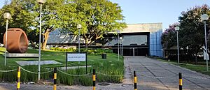 Archivo:Entranda principal do Escuela de Ingeniería UFMG 2023