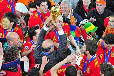 Archivo:FIFA World Cup 2010 Spain with cup