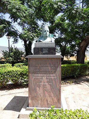 Archivo:Font de la Figuera. Monument a Vicente Rojo