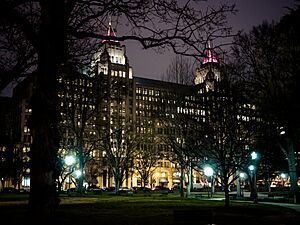 Archivo:Franklin Square at night