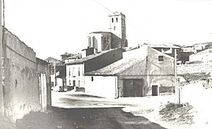 Archivo:Fundación Joaquín Díaz - Torre de la iglesia parroquial dedicada a San Pedro. Edificio gótico del siglo XVI - Mucientes (Valladolid)