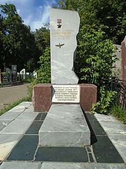 Archivo:Grave of Maguba Syrtlanova (2021-08-06) 03