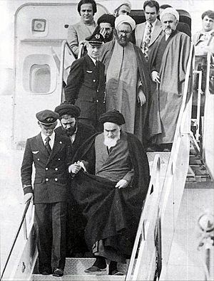 Archivo:Imam Khomeini in Mehrabad