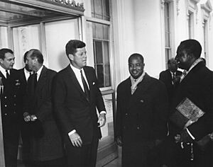 Archivo:JFKWHP-AR7092-I