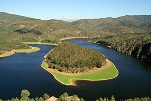 Archivo:Meandro del Melero (14 de abril de 2017, Parque Natural de las Batuecas y Sierra de Francia) 03