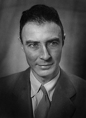 Archivo:Oppenheimer Los Alamos portrait