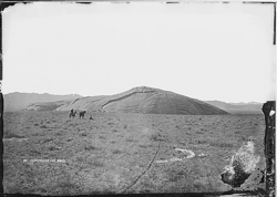Archivo:Oregon Trail's Independence Rock 1870