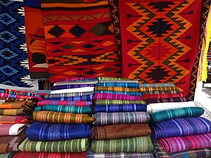 Archivo:Otavalo Artisan Market - Andes Mountains - South America - photograph 010