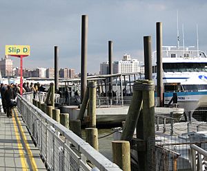 Archivo:Pier 11 at Wall Street ferry