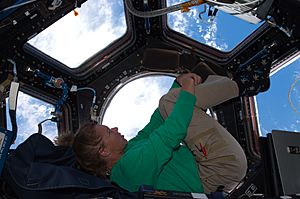 Archivo:STS-135 Sandy Magnus in the Cupola