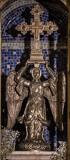 Archivo:Saint Michael bearing the cross (Santuario de San Miguel de Aralar) ShiftN