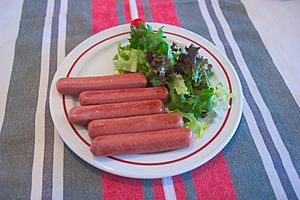 Archivo:Salchichas con ensalada - Sausage with salad - 01