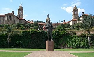 Archivo:Statue Hertzog devant les Union-buildings de Pretoria