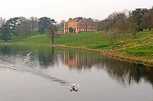 Archivo:The Broadwater and Brocket Hall
