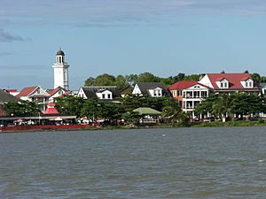 Archivo:Waterkant seen from Suriname river