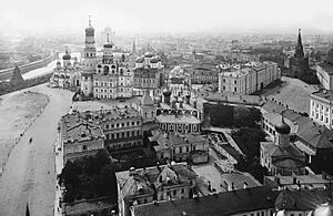 Archivo:Москва. Кремль. Чудов монастырь c Спасс.башни 1909-1911гг p1347649