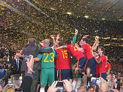 Archivo:2010 World Cup Spain with cup