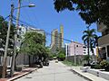 2018 El Rodadero (Santa Marta) - Cruce de la Calle 7 A con la carrera 4 A desde la avenida Pérez-Pardo, al fondo edificio Centro Internacional de Santa Marta - Colombia