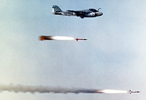 Archivo:AGM-123 Skipper II with chasing A-6 Intruder