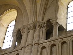 Abbaye aux Dames, chapiteaux sculptés