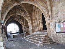 Archivo:Acceso a la Iglesia Baja de la Catedral de Santander