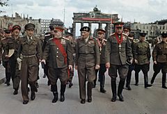 Archivo:Allies at the Brandenburg Gate, 1945