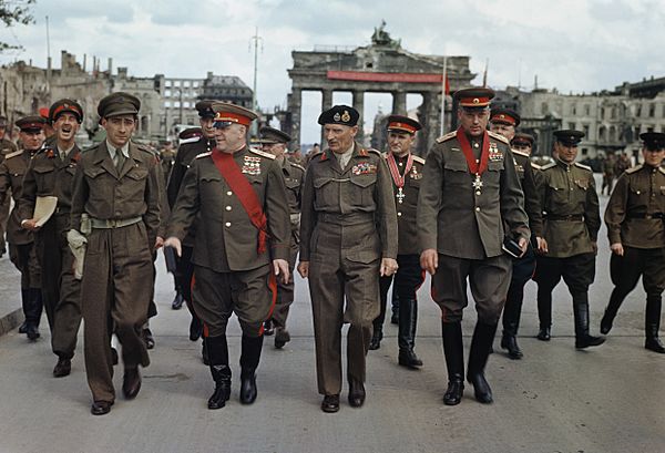 Archivo:Allies at the Brandenburg Gate, 1945