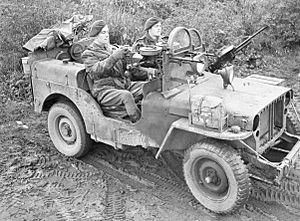 Archivo:An SAS jeep manned by Sergeant Schofield and Trooper Jeavons of 1st SAS near Geilenkirchen, Germany, 18 November 1944. B11921