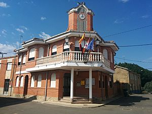 Archivo:Ayuntamiento de Cebrones del Río