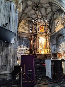 Archivo:Baldaquino Lignum Crucis de Santo Toribio de Liebana