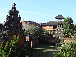 Archivo:Bali Museum inside courtyards and gates