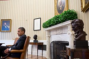 Archivo:Barack Obama with Oval Office art