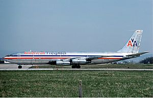 Archivo:Boeing 707 of American Airlines at Basle - April 1976