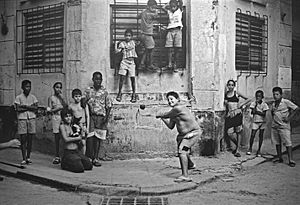 Archivo:Boys Playing Stickball, Havana, Cuba, 1999