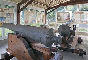 Archivo:Canons anglais trouvés dans le lagon (musée de Mayotte) (34658923901)