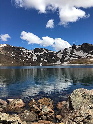 Archivo:Cerro y Laguna La Atravesada