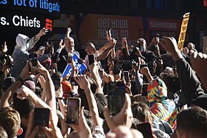 Archivo:Chuck Schumer in Times Square