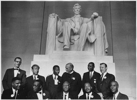 Archivo:Civil Rights March on Washington, D.C. (Leaders of the march posing in front of the statue of Abraham Lincoln... - NARA - 542063