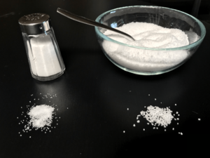 Archivo:Comparison of Table Salt with Kitchen Salt