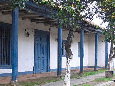 Archivo:Corredor de casa colonial en Marchigüe