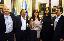 Archivo:Cristina, elenco y Oscar
