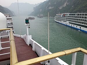 Archivo:Cruise boats on yangtze