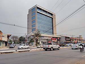 Archivo:Edificio Alta Vista, uno de los más altos del municipio de Fernando de la Mora, Paraguay