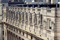 Archivo:Esculturas Palacio Legislativo de la Ciudad de Buenos Aires calle Perú