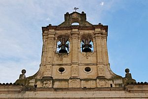 Archivo:Espadaña y campanas Ermita de Nuestra Señora de Revilla 
