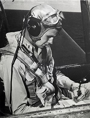 Archivo:George H.W. Bush seated in a Grumman TBM Avenger, circa 1944 (H069-13)