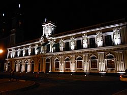 Archivo:Government Palace of Colima at night