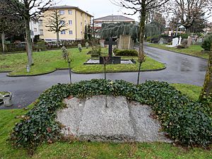 Archivo:GraveCatherineAndJeanAnouilhAndUrsulaWetzel-CimetiereDePully RomanDeckert15012023